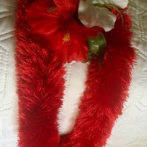 Yarn lei red with hibiscus hair clip